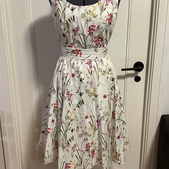 Gal Meets Glam Dresses & Skirts - Gal Meets Glam White Floral Swing Dress